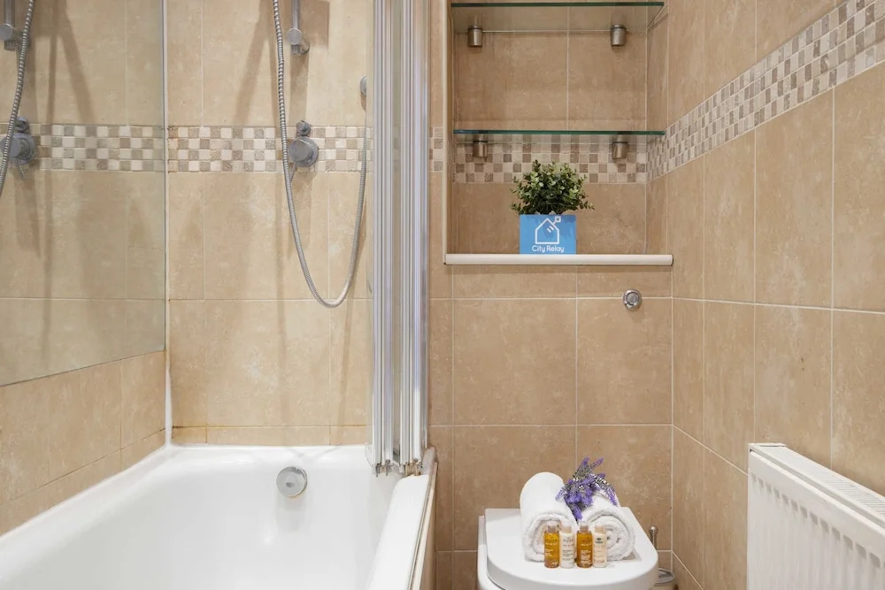 Bright Gratton Road Apartment - KV02