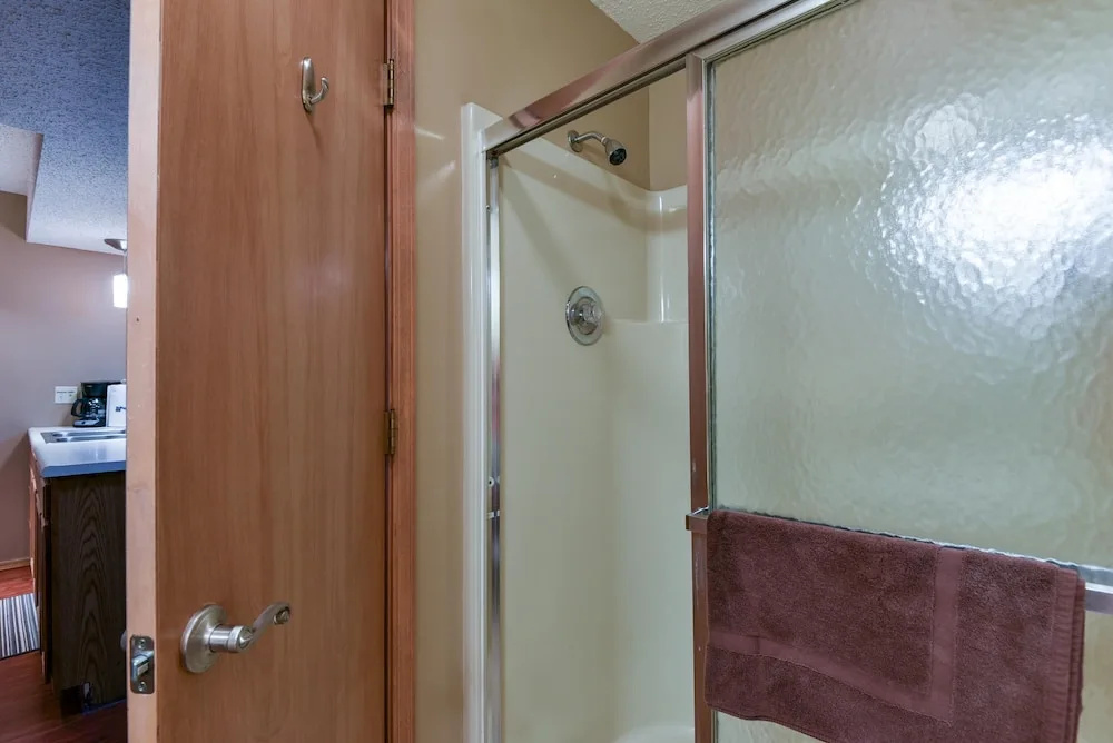 Welcome Inn- Pools - Great Balcony - Trails to Fishing -SO Close to Sdc!!