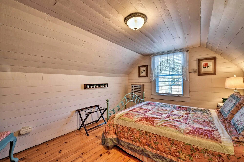 'lil Red Hen' Cottage in the Boone Area w/ Hot Tub