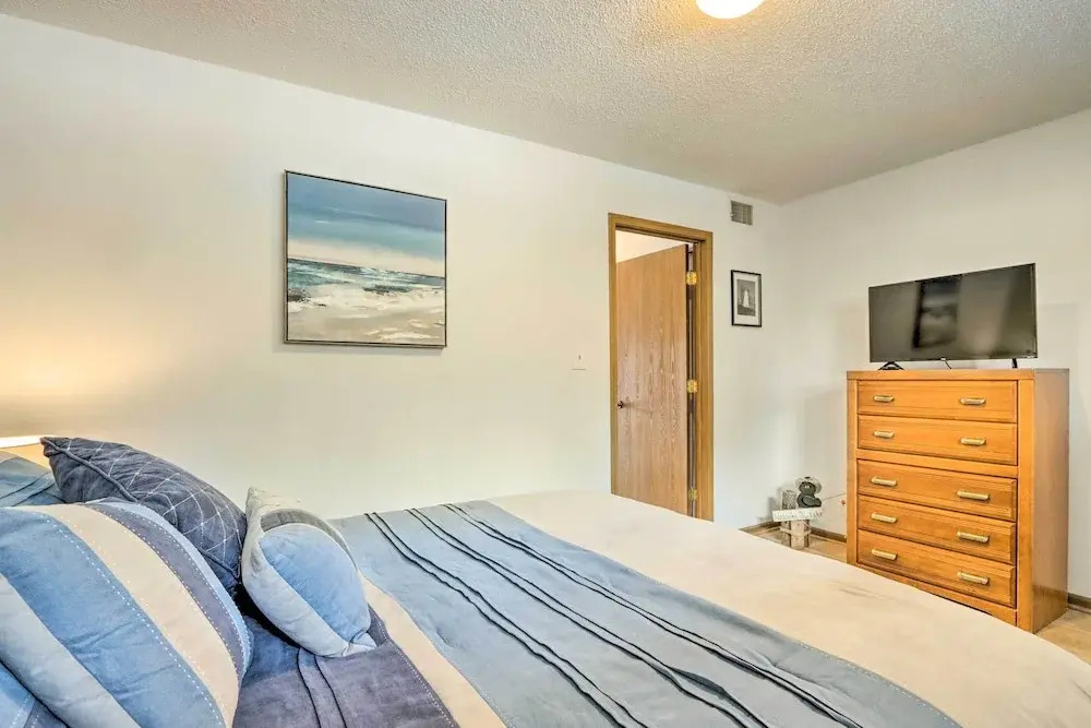 Pool + Boat Slip Available: Osage Beach Condo!