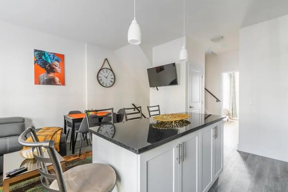 4BR 3BA Townhouse on Lake Ontario Free Parking Gym 4