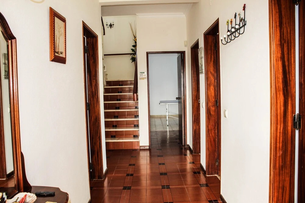 4 Bedrooom villa with gated pool located between Olhas da Agua and Albuferia