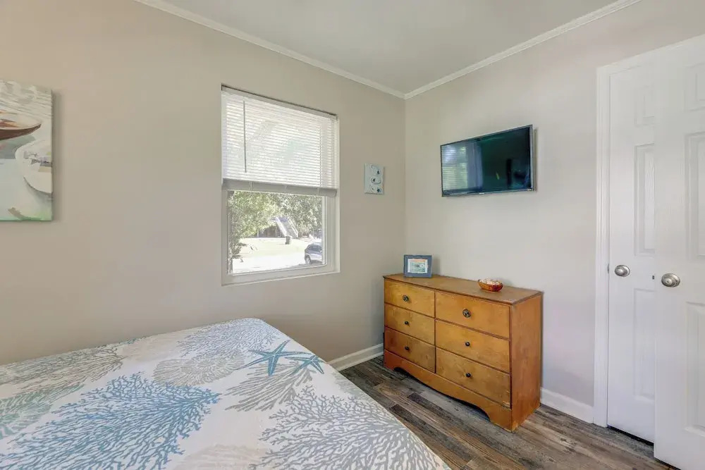 Lovely Emerald Isle Home, Walk to Beach!