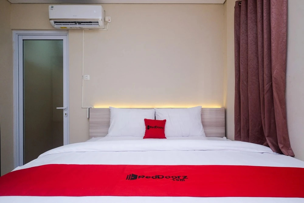 RedDoorz Plus near RS JIH Solo