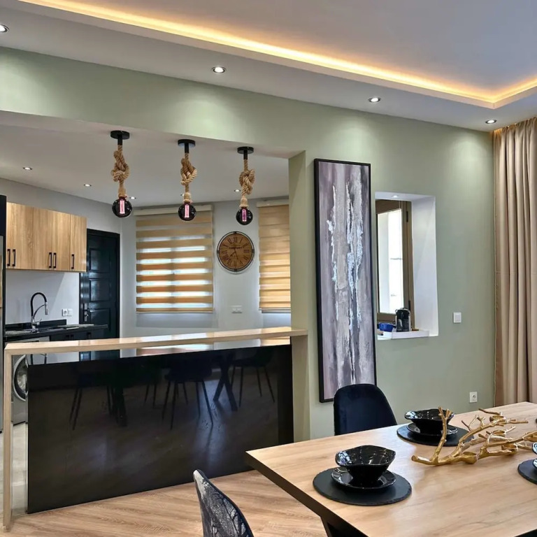 The Tropical Luxury 2BR City Centre Retreat