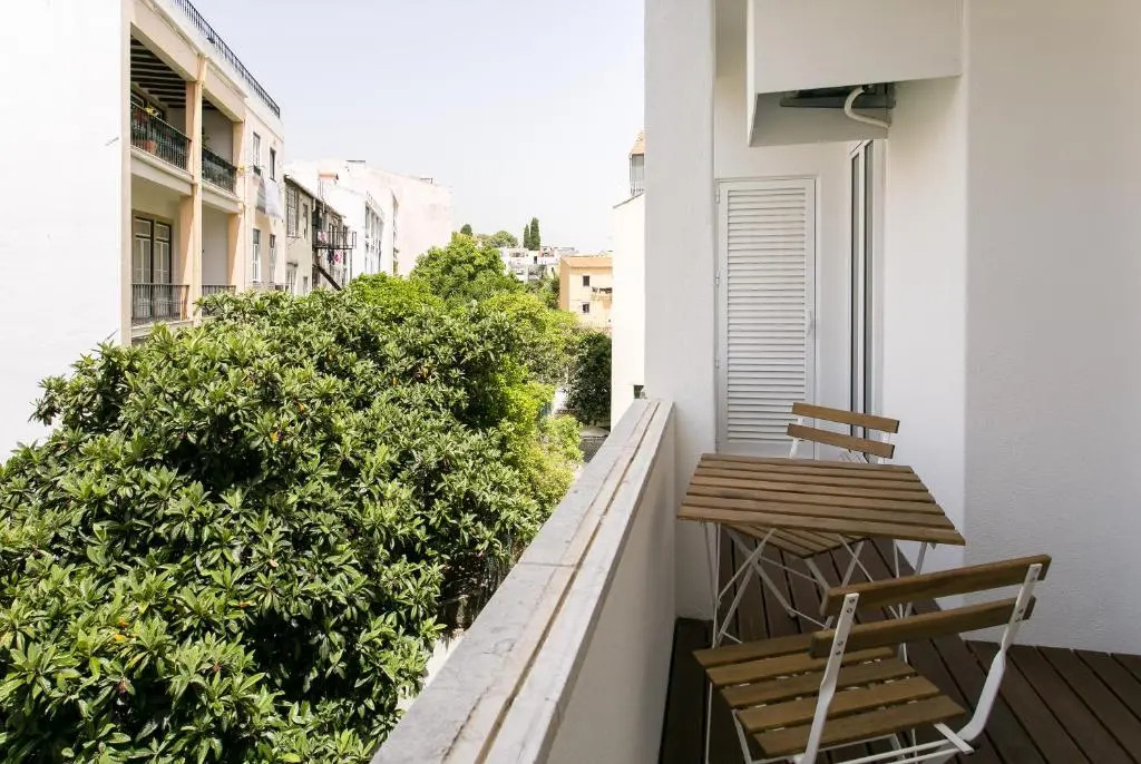 Lisbon luxury retreat! 2 suites, balcony & views!!