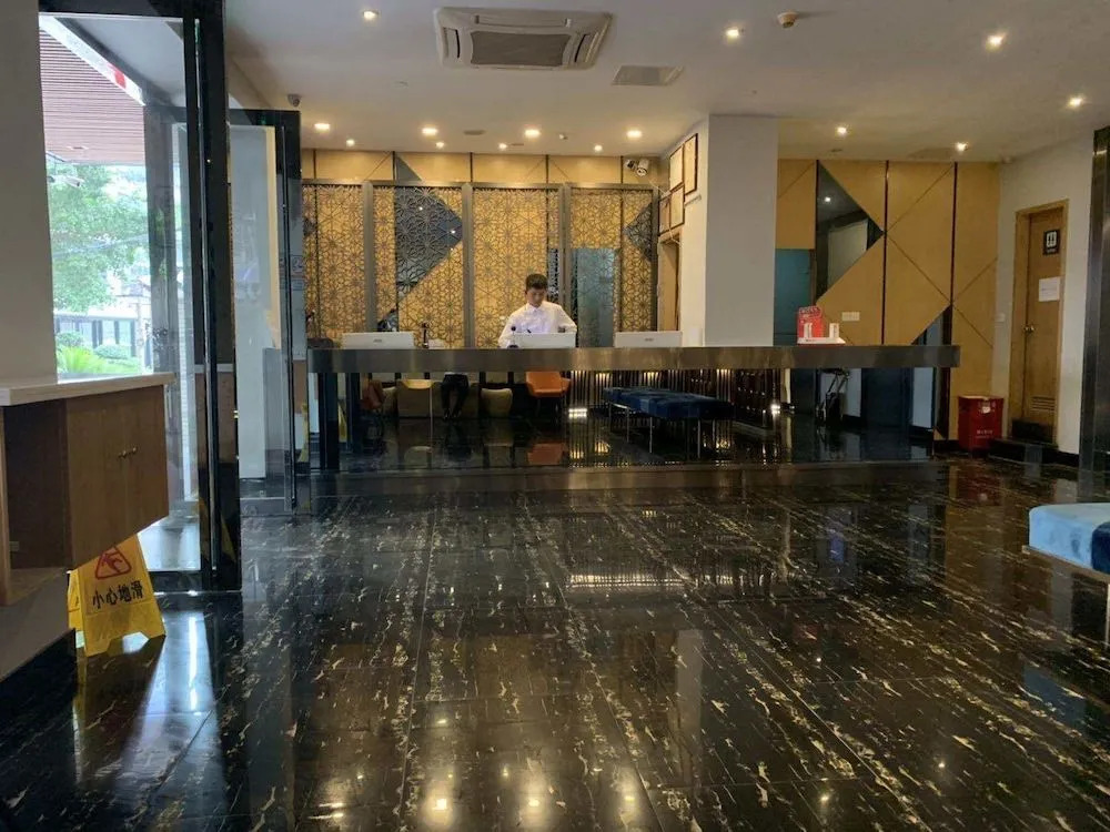 Life Hotel (Ouzhuang Metro Station)
