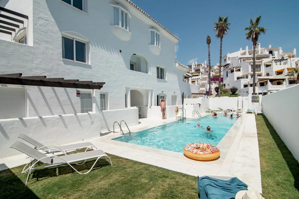 IVY- Fantastic 3 bedroom apt with private garden
