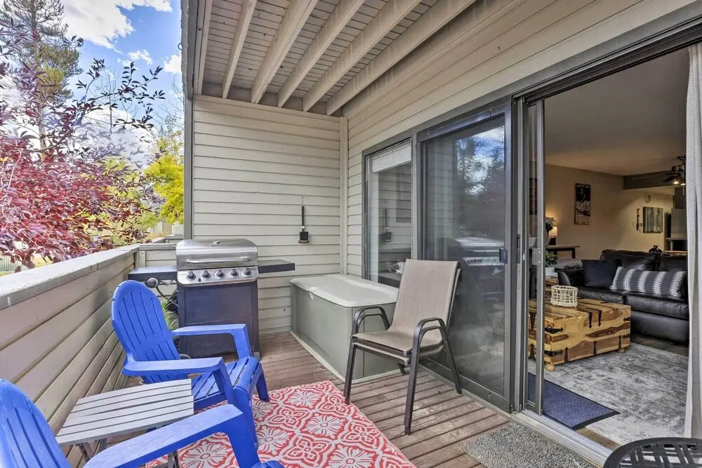 Cozy Mountain Fraser Condo w/ Pool & Hot Tub!