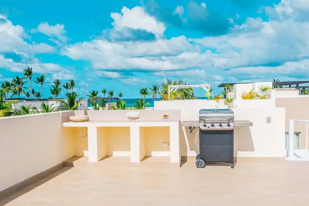 Luxury 2 BR Penthouse With Private Rooftop Picuzzi