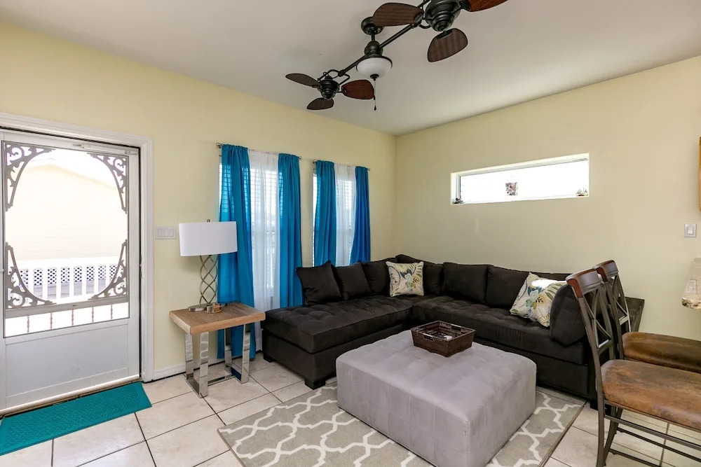 Intimate Resort 2 Blocks from Beach by RedAwning