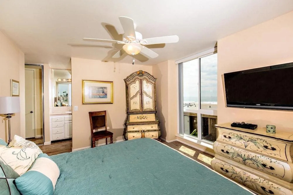Modern condo with access to pool & hot tub in great location