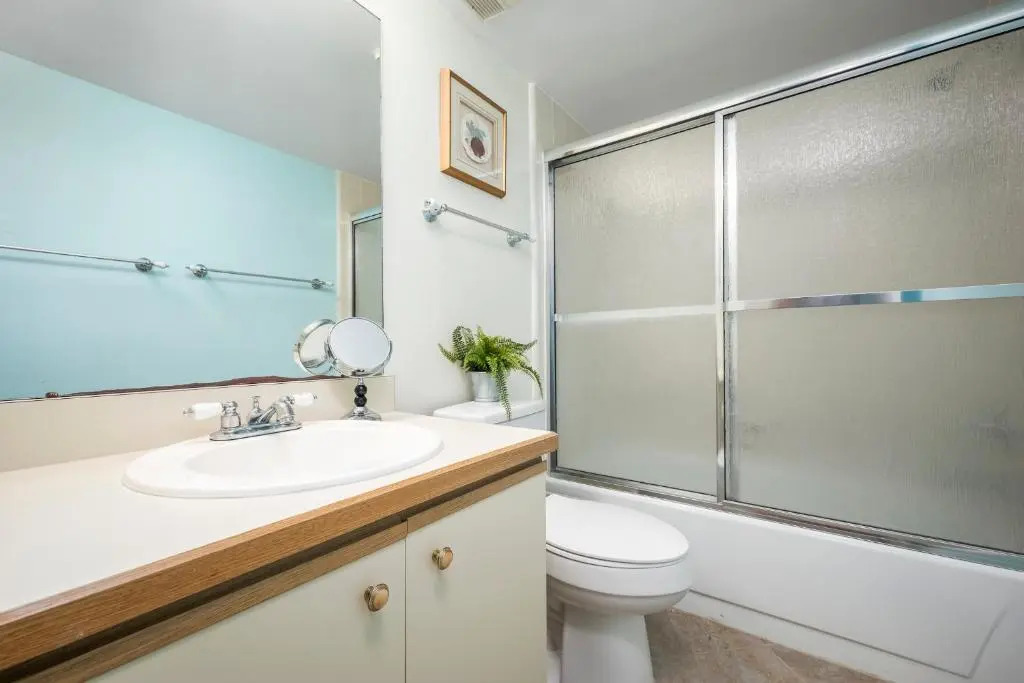 Ocean Village Club E15