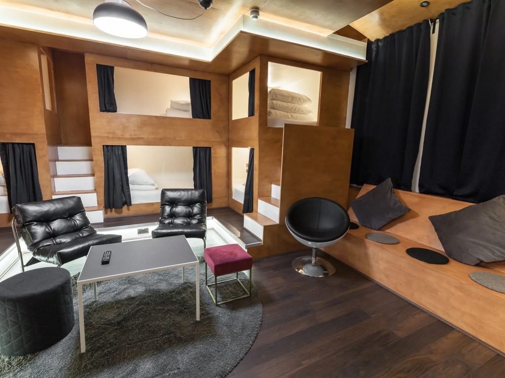 Revolver ApartHotel