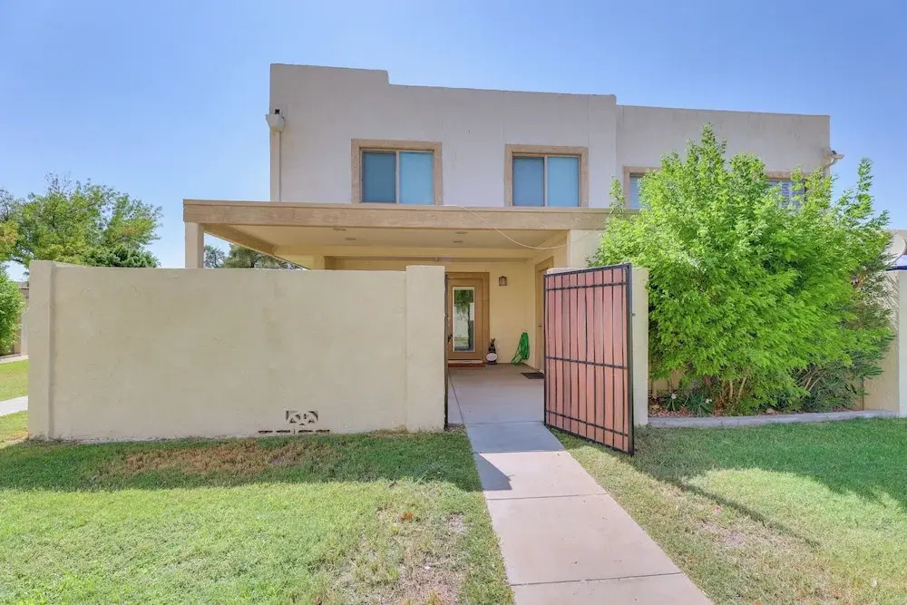 2 Mi to Old Town & Fashion Sq: Townhome w/ Pools