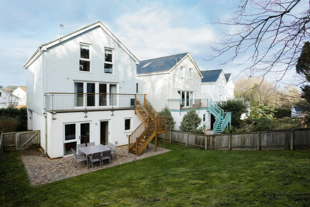 4 bed detached house - Freshwater
