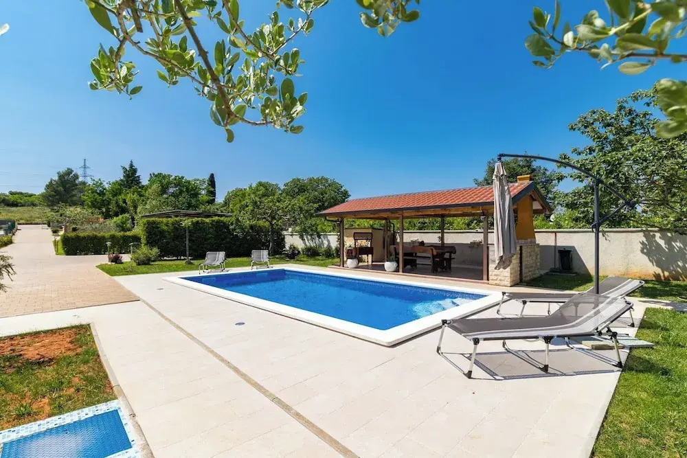 Lovely Family Bungalow With Private Pool