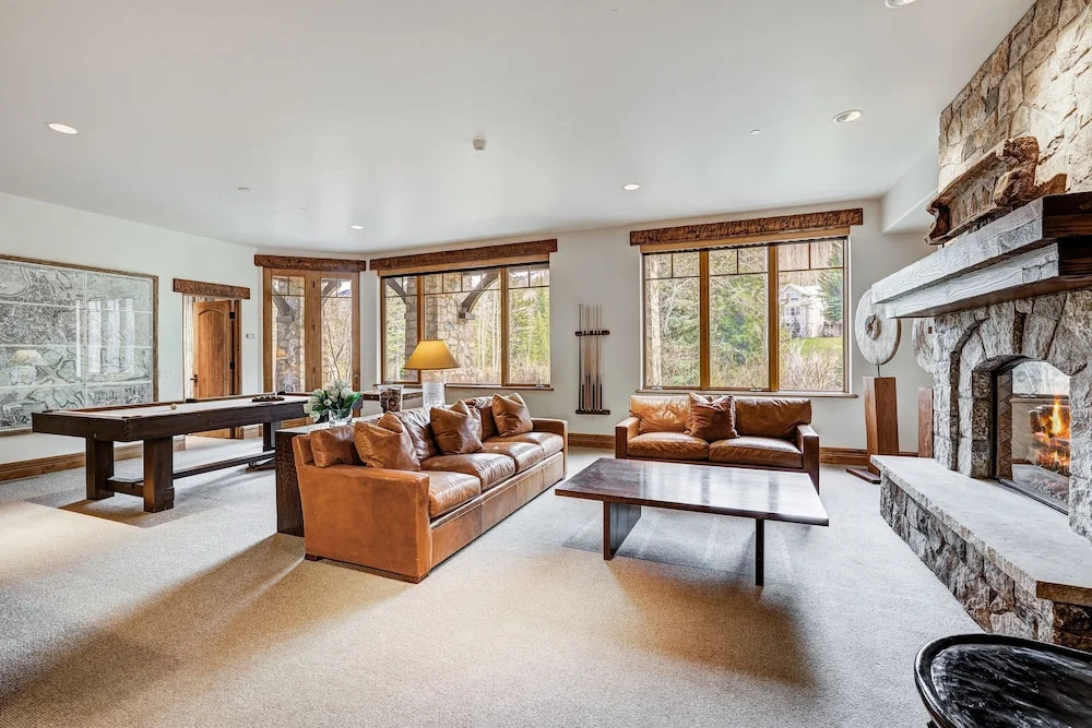 Refined 5 BR Private Home with Private Hot Tub by RedAwning