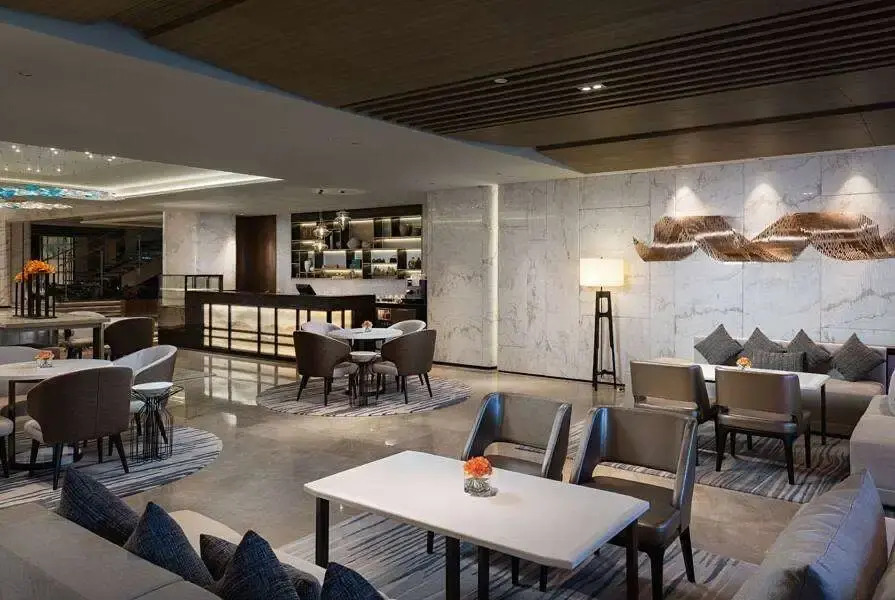 Howard Johnson Yacht Club Hotel