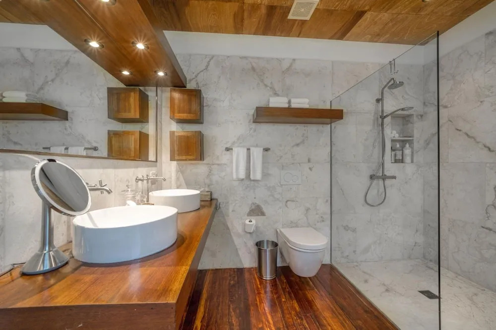 The Beach House - Upscale 5-bed Beachfront Villa w pool pier ocean views