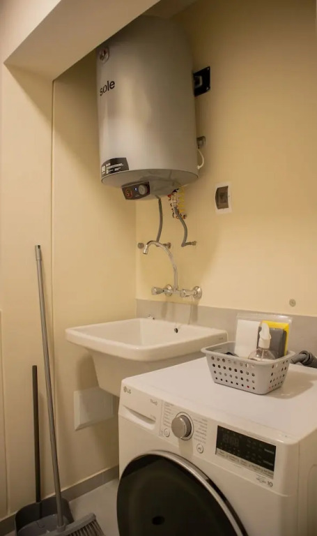 w Modern 2BR w Scenic Balcony Close to Kennedy Park