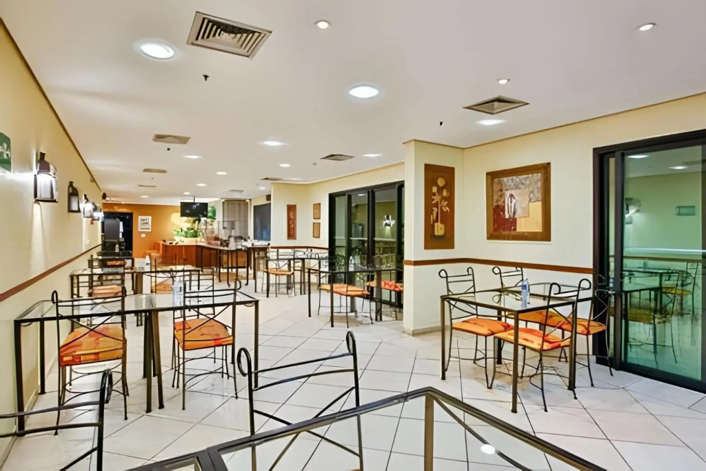 Flat com 1 quarto sala, cozinha de apoio, banheiro, serviços de arrumação diária.