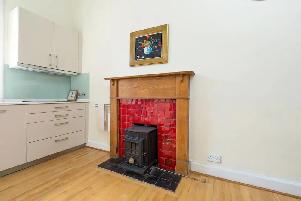 Lovely New Town 2 Bedroom Flat With Fireplace