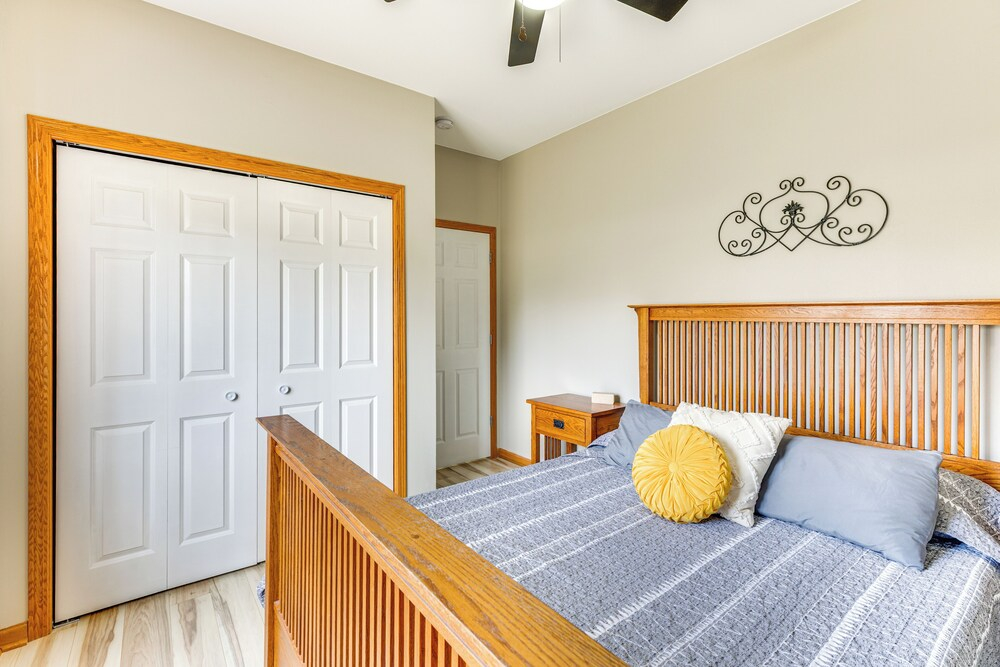 Lake Mills Retreat: 1 Mi to Beaches & Dining!