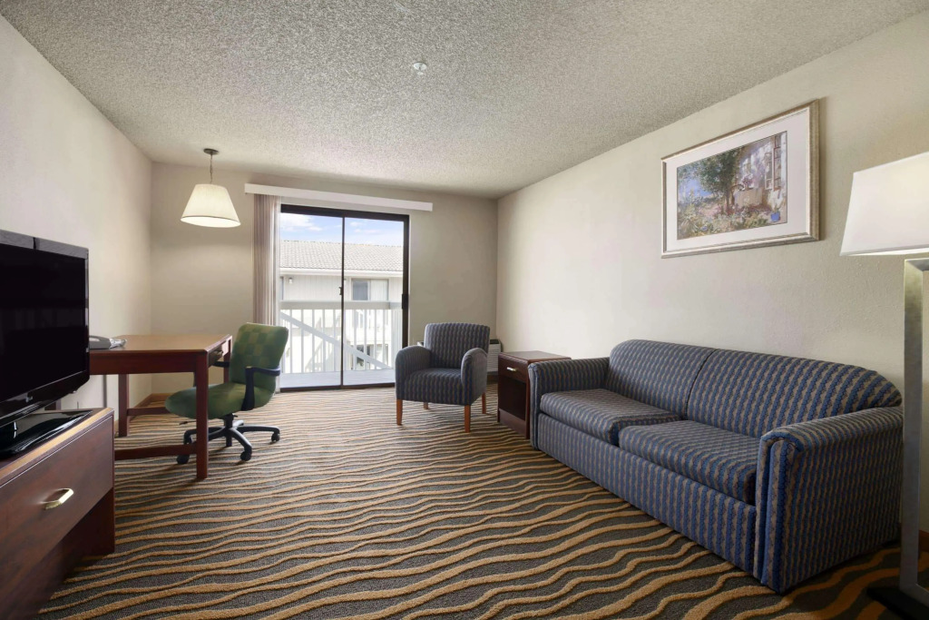 Howard Johnson Inn and Suites Tacoma
