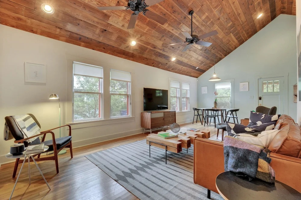Oak-Shaded House in Bouldin - 2 Br Home
