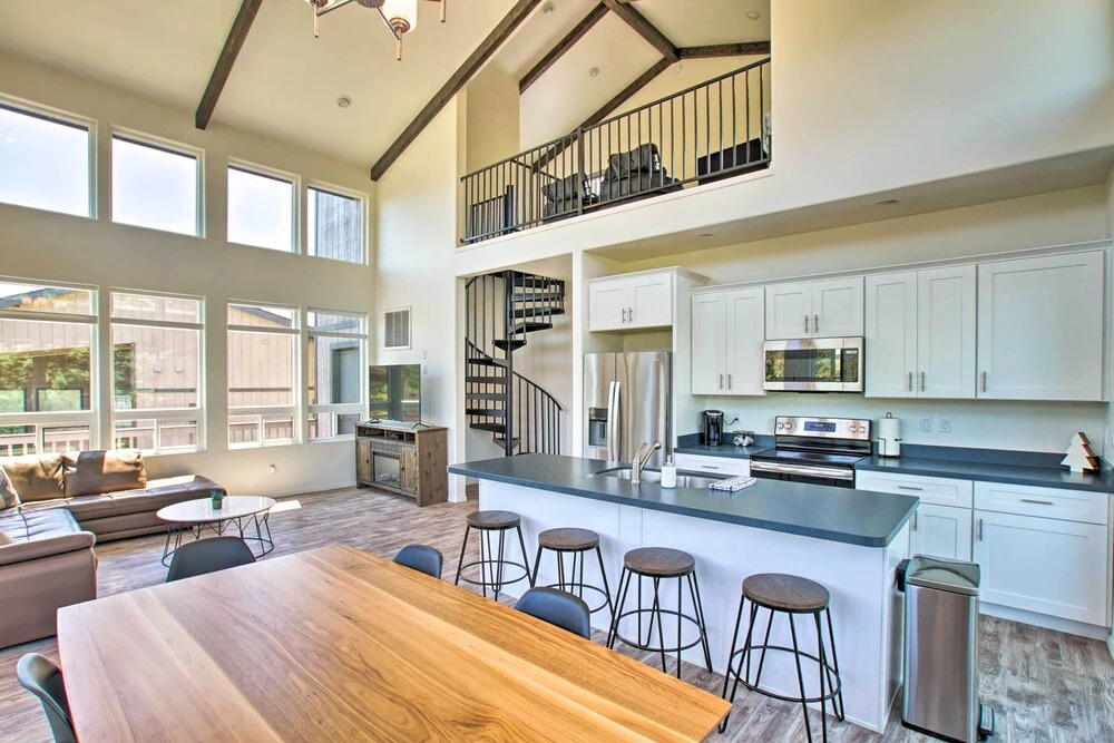 Mountain View Modern Cabin: Luxury Pine Home!