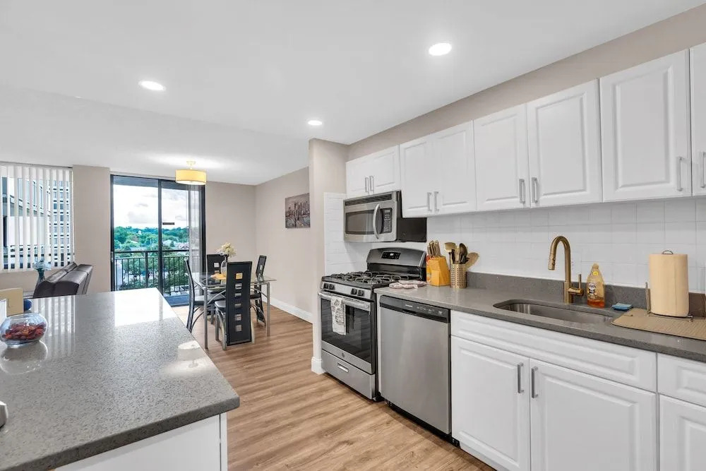 2BR Modern Apt with Easy Access to City