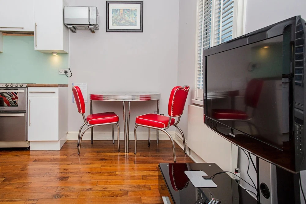 1 Bedroom Apartment in Heart of Shepherd's Bush Accommodates 4