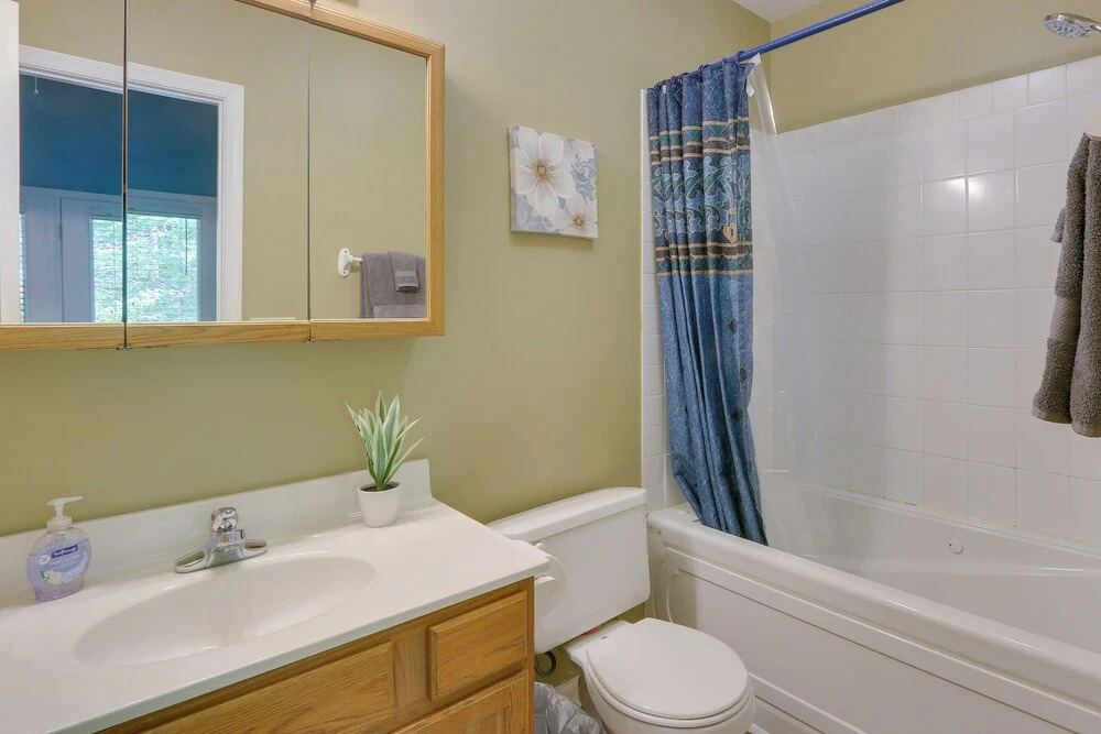 Spacious Mcgaheysville Home: Hot Tub & Pool Table!