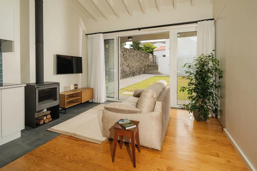 ENTRE MUROS - Turismo Rural - Casas com jardim e acesso direto ao mar