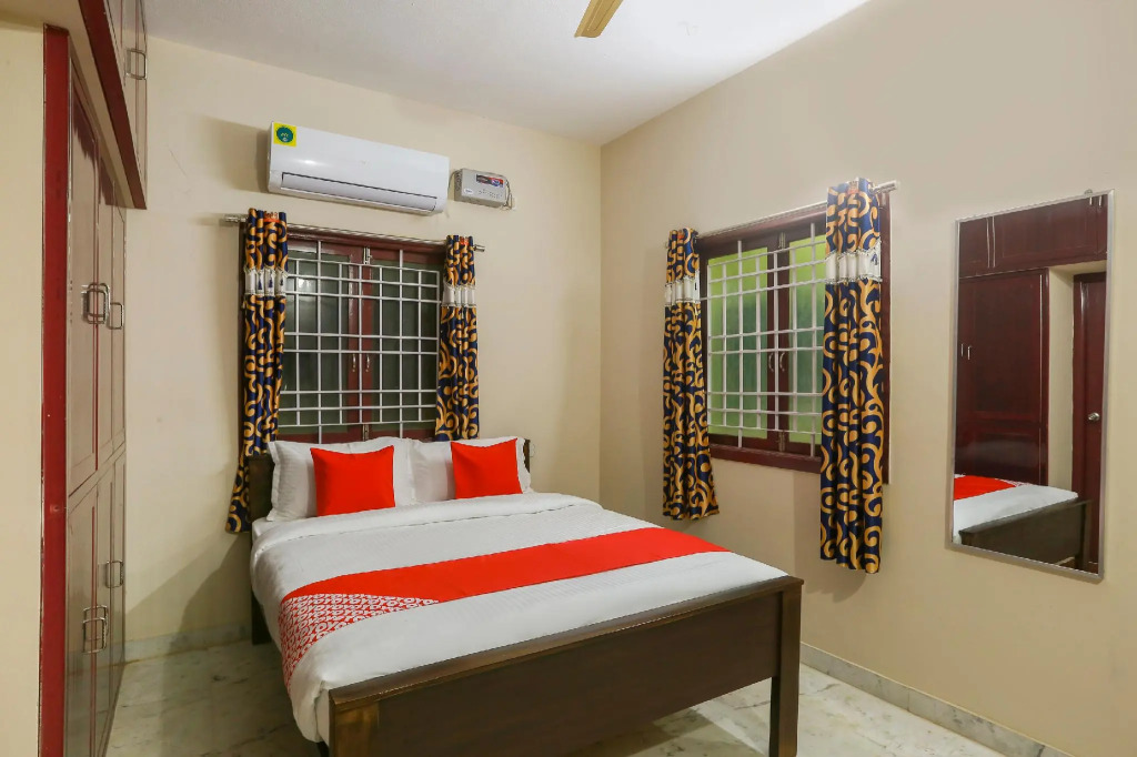 OYO Flagship 68453 Essential Residency