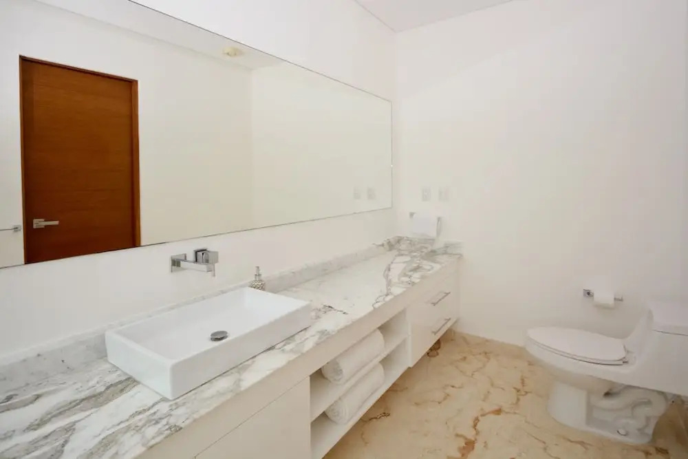 Stylish 2BR a few steps to the beach with pools by Happy Address
