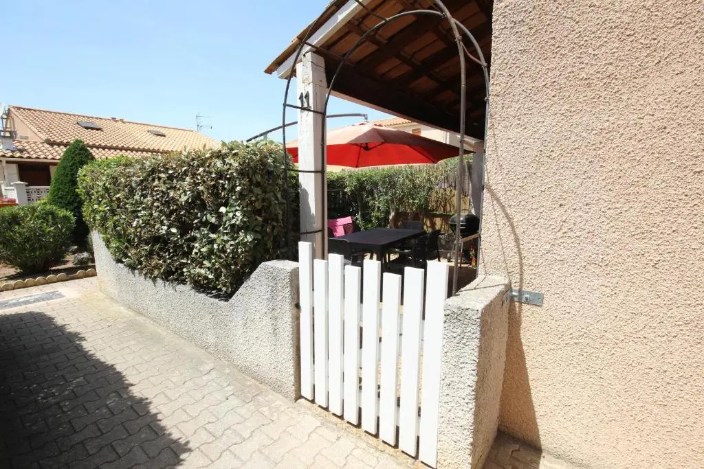 Jolie villa dangle, séjour climatisé, 4 couchages, terrasse parking dans résidence sécurisée avec piscine commune 400m de la mer LRJP11