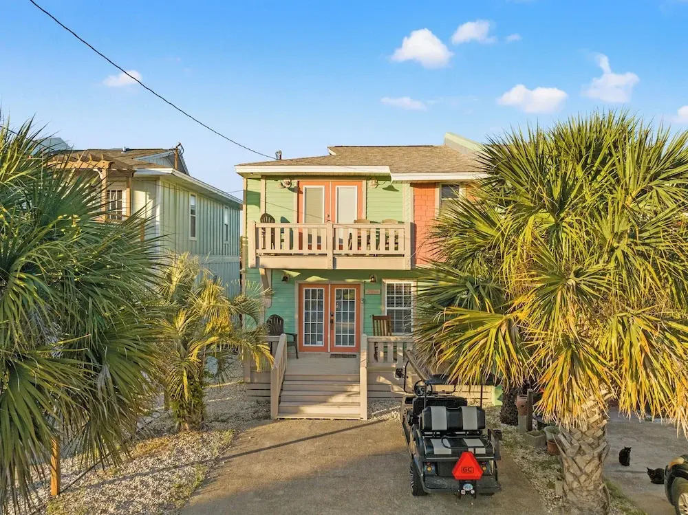 Just Beachy 3BR Dog-friendly Townhouse Near Beaches & Attractions!