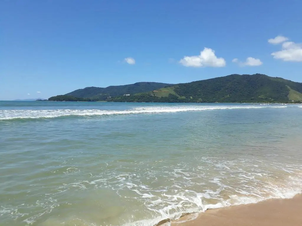 Casas em Condomínio próximo da praia com 2 dormitórios, churrasqueira e 3 vagas de garagem