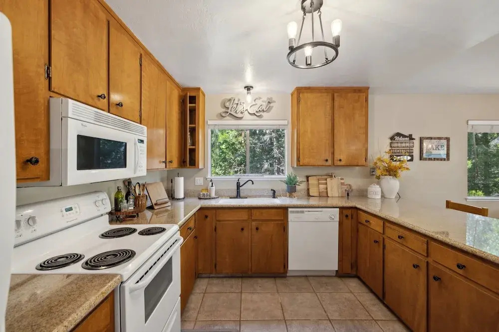 Whispering Pines Retreat 5 Bedroom Home by Yosemite Region Resorts