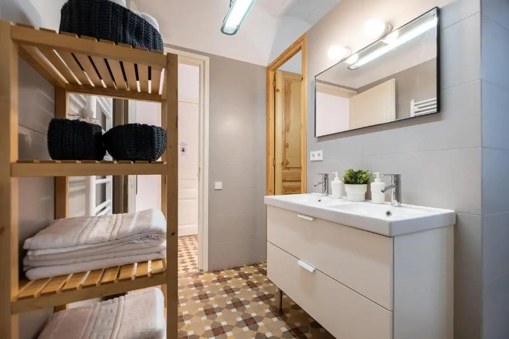 Sunny and Modernist apartment for groups in center