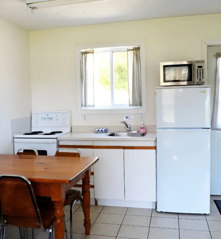 Lions Head Beach Motel & Cottages - WATERFRONT