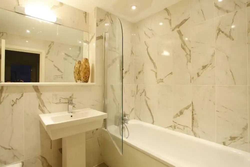2 Bedroom Flat in Limehouse Sleeps 4 Guests