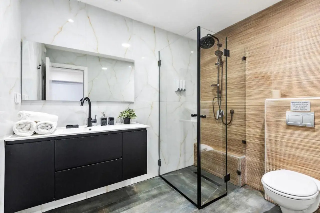 Cozy New Space City Center & steps from beach M7