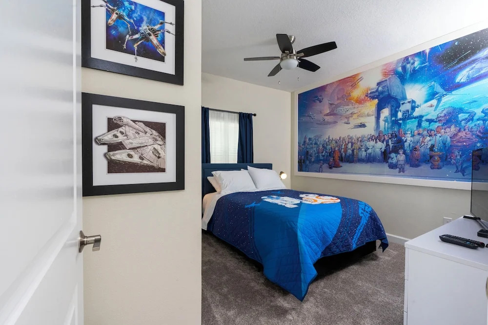 Luxurious Family-friendly 5 Bd 12 Guests w Screened Pool Close to Disney
