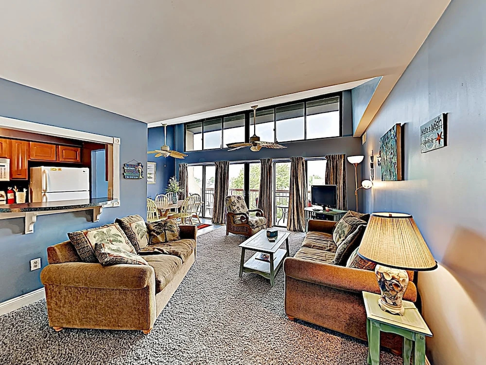 New Listing! Coastal W/ Pool - Walk To Beach 3 Bedroom Condo