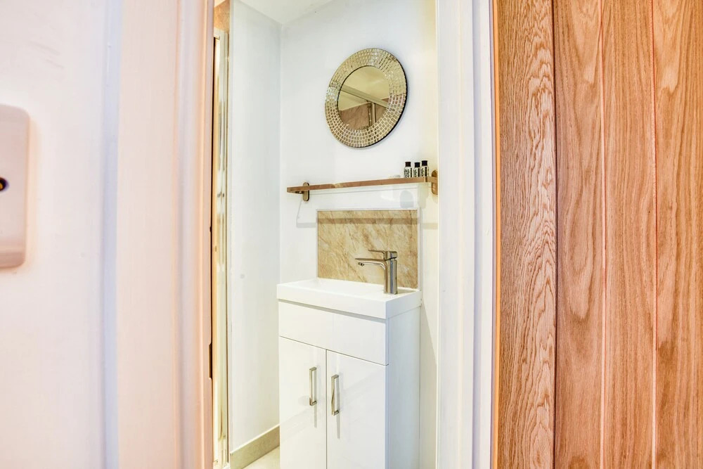 Superior 2 Bedroom in Central Lincoln En-suite Shower King Size Beds Free Toiletries and Wifi