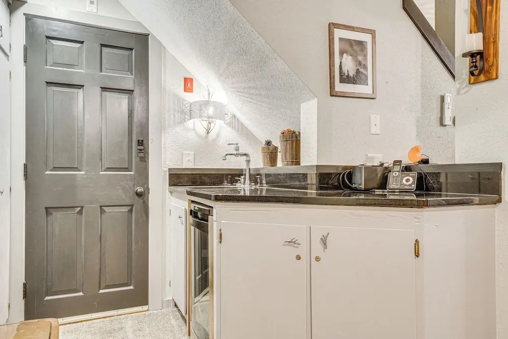 Vermont Mountain Retreat: The Antler House