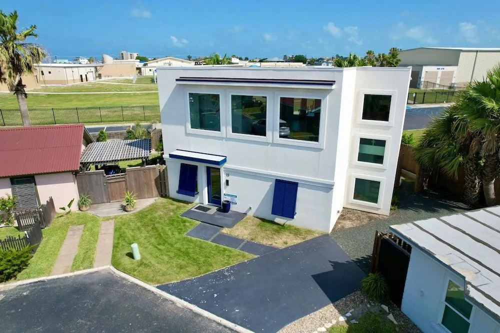 Casa Blanca 3 Bedroom Cottage by Redawning